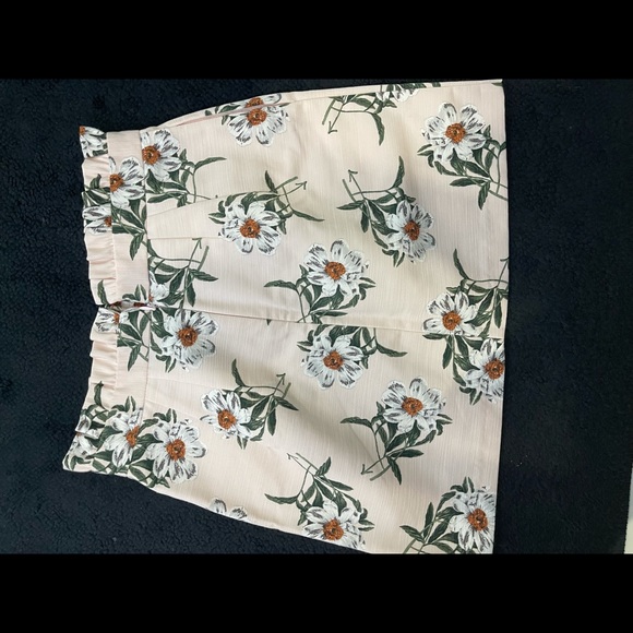 Pink flowery mini skirt - Picture 3 of 4